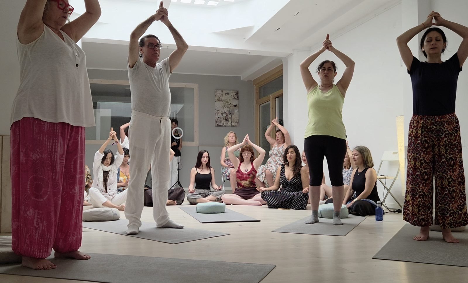 Clase grupal de El Yoga del Canto trabajando postura y respiración