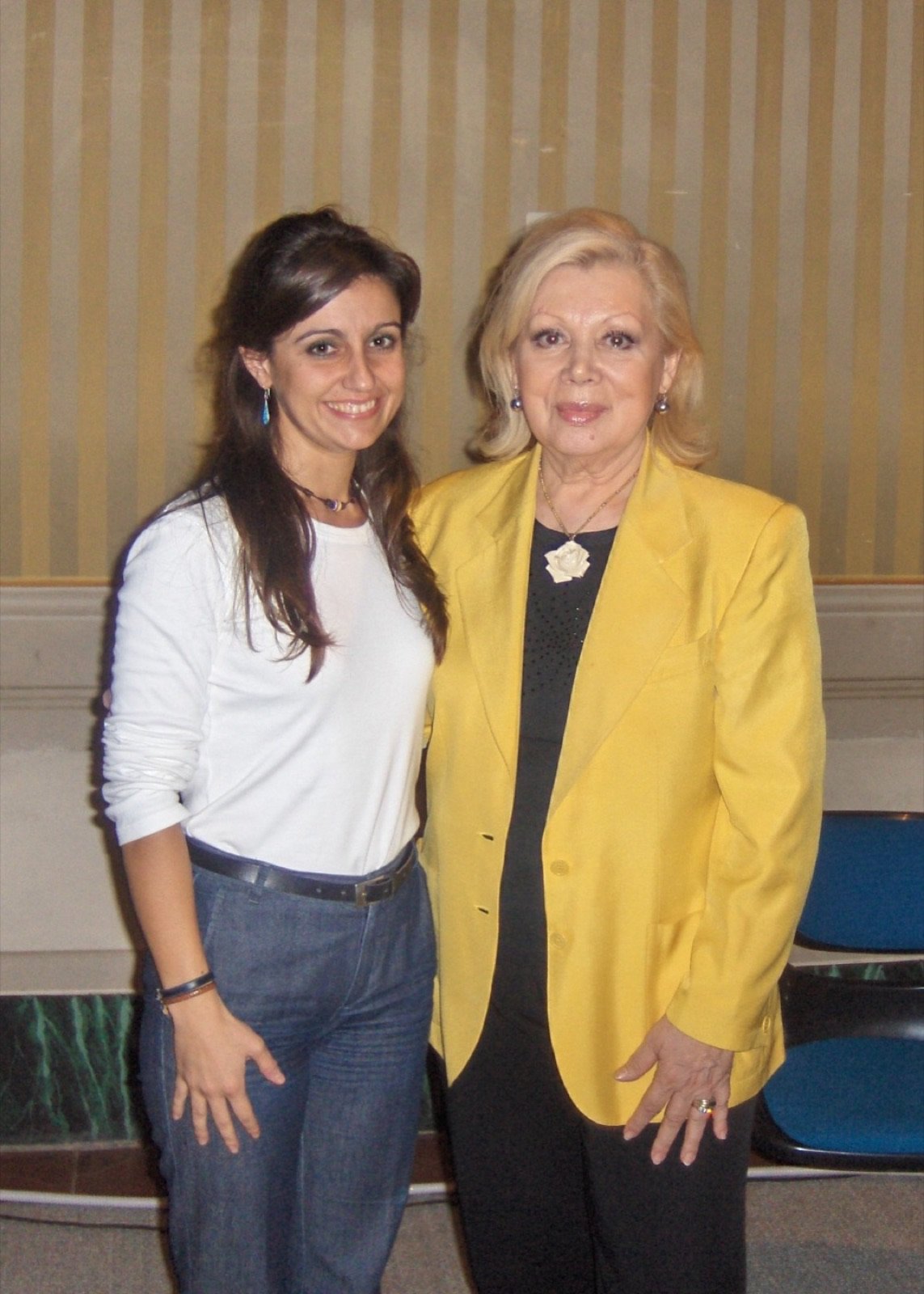 Eva Tenorio junto a la soprano Mirella Freni