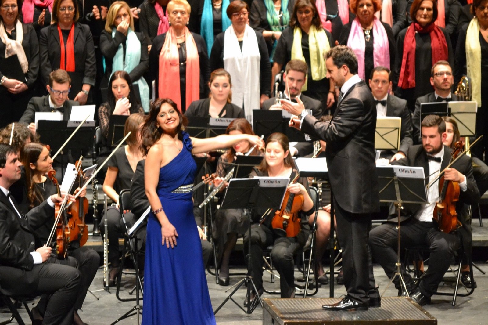 Eva Tenorio cantando con la orquesta y el coro en directo