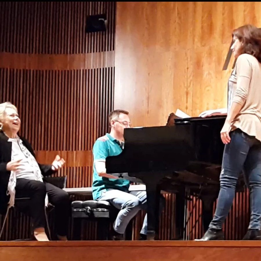 Eva Tenorio en una clase magistral con Renata Scotto