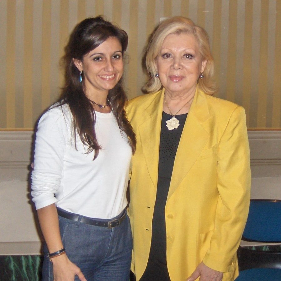 Eva Tenorio junto a la soprano Mirella Freni